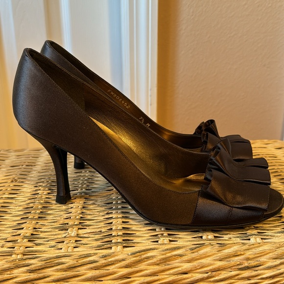 Stuart Weitzman Gigiritz Brown Satin Ruffle Peep-Toe Pumps sz 7.5 LIKE NEW - Picture 3 of 8